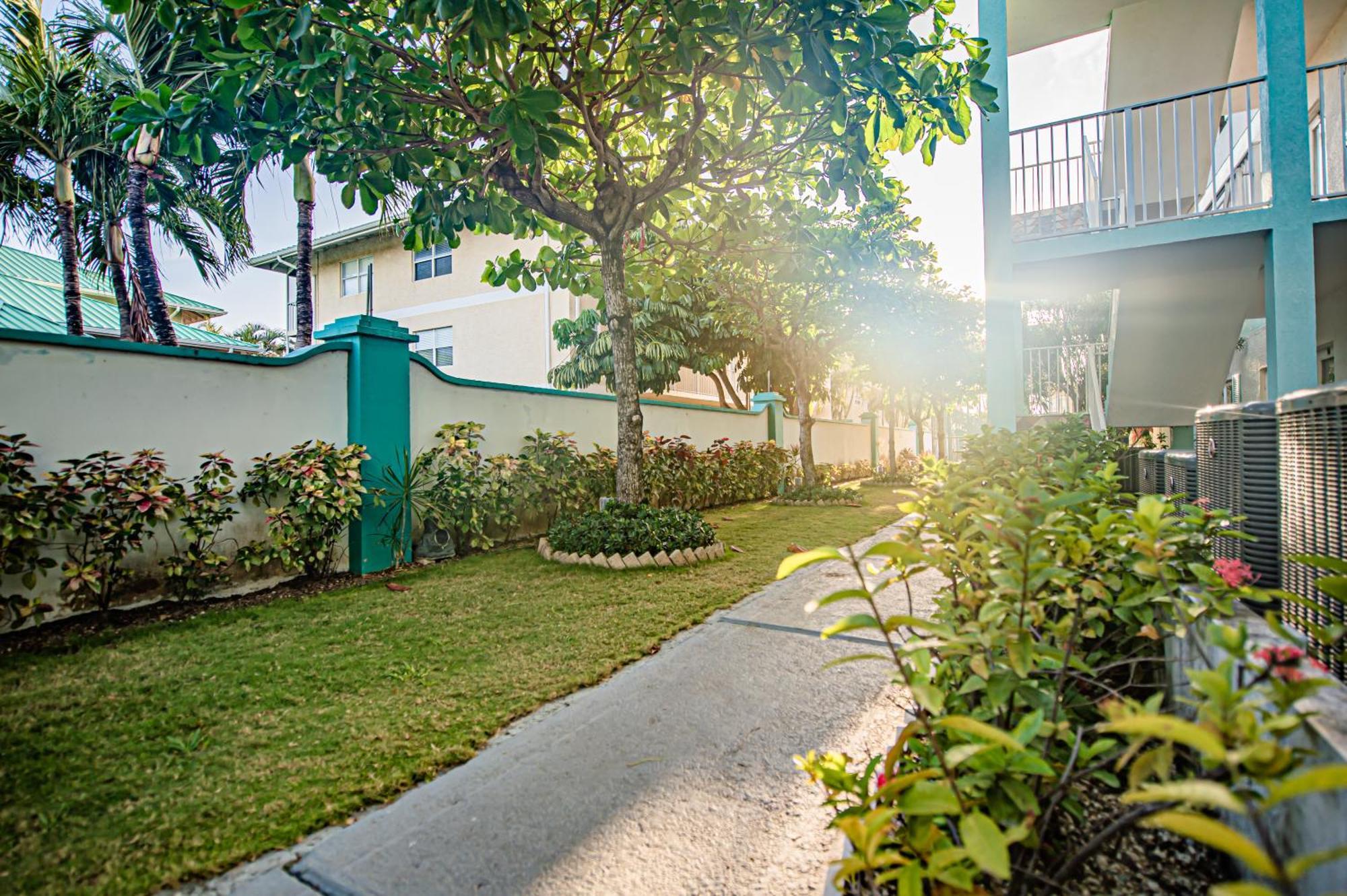 Seven Mile Beach Aparthotel