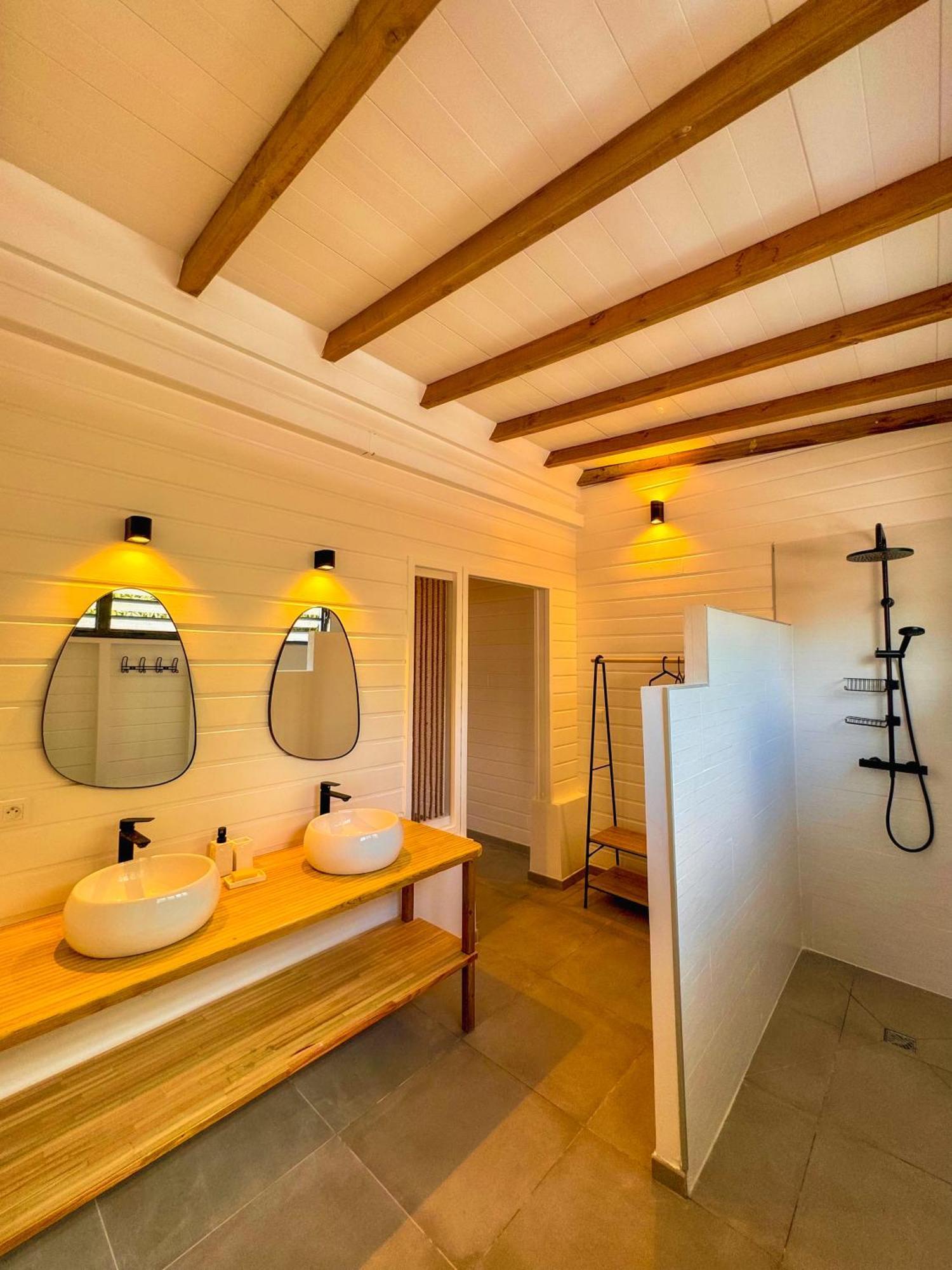 Kay Alice - Beachfront Villa