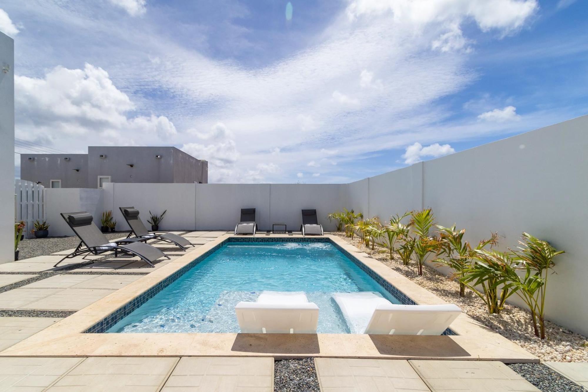 Tanki Leendert 43k Holiday home Oranjestad