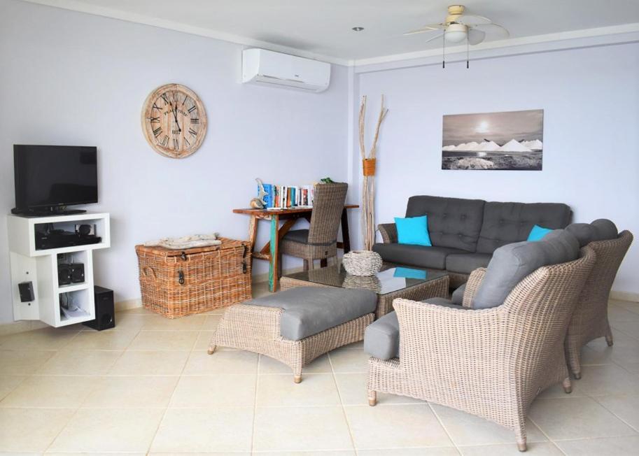 Oceanfront Barracuda At Den Laman Apartment *