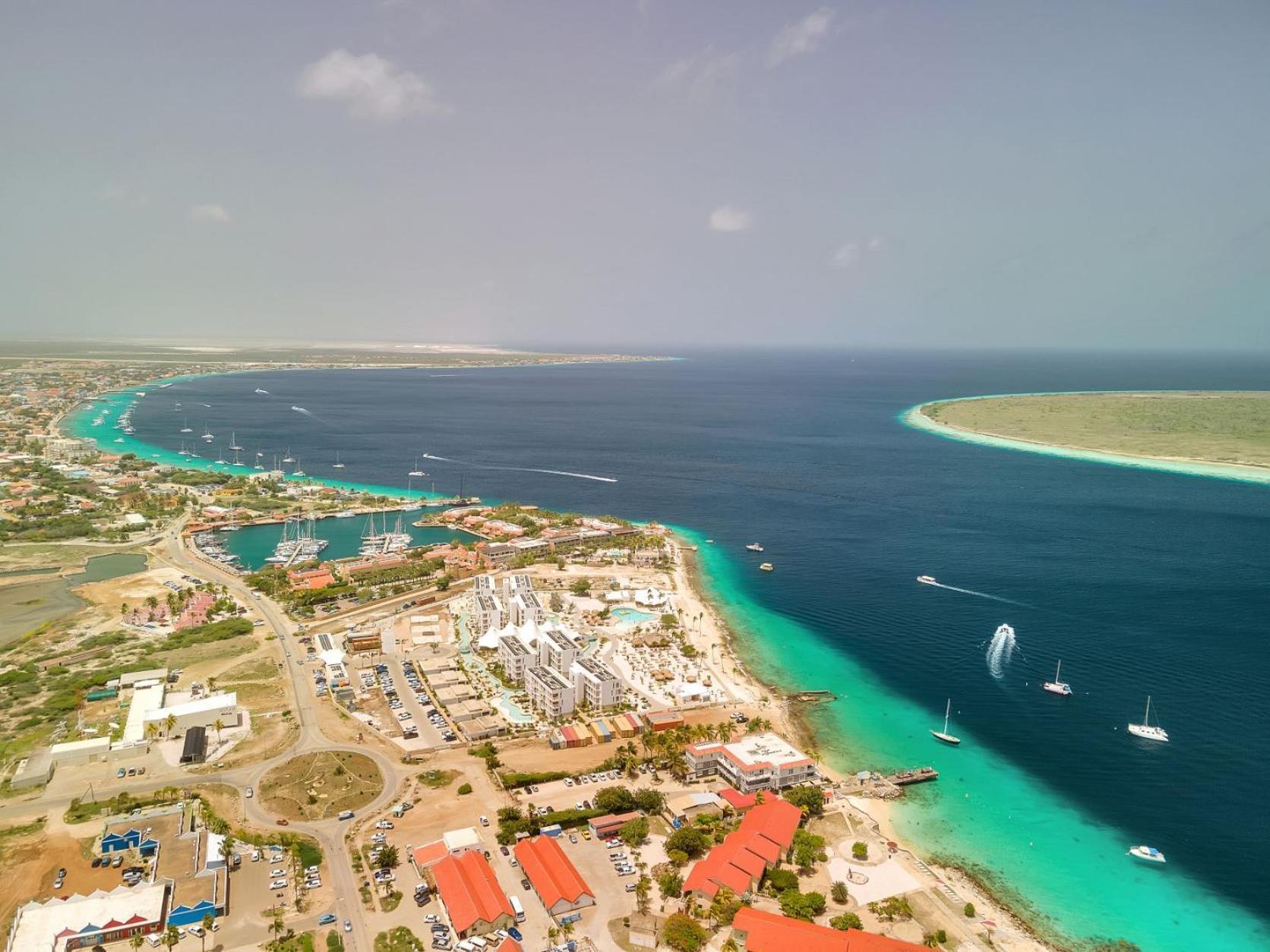 Oceanfront Barracuda At Den Laman Apartment Playa
