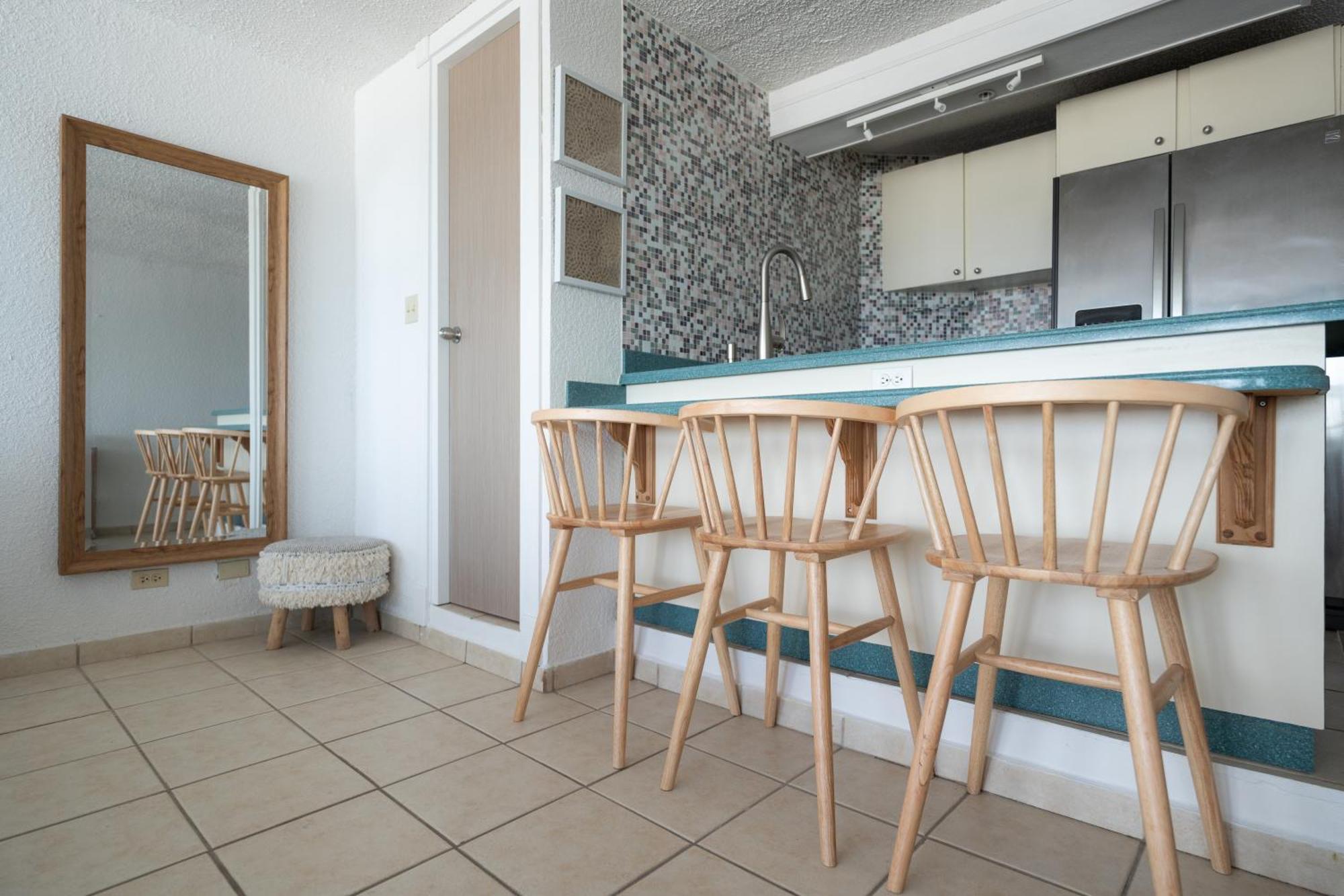 Ocean View Deluxe Suite: Pvt. & Pool Aparthotel