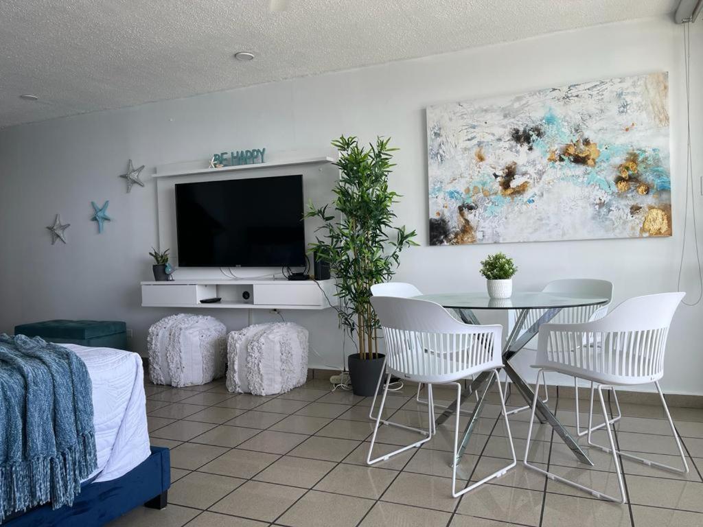 Beautiful Ocean Blue Oceanfront Apartamento Fajardo