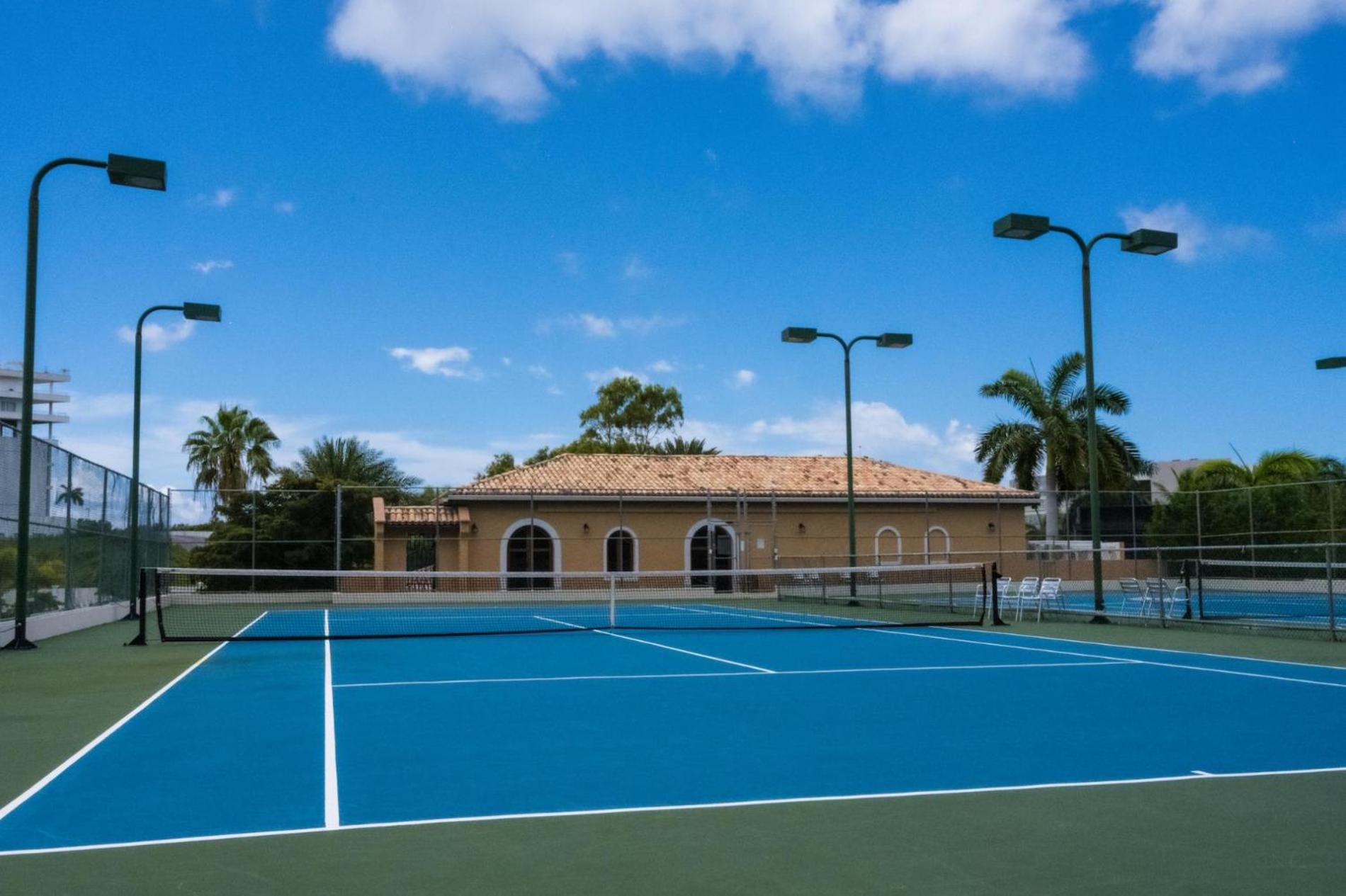 Apartment Designers Delight 3 Bedroom W Pool Gym Tennis Courts *