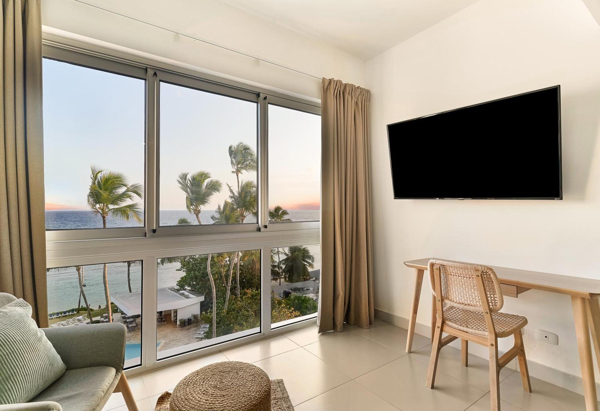 Aquarella Beachfront 2br Sunset *