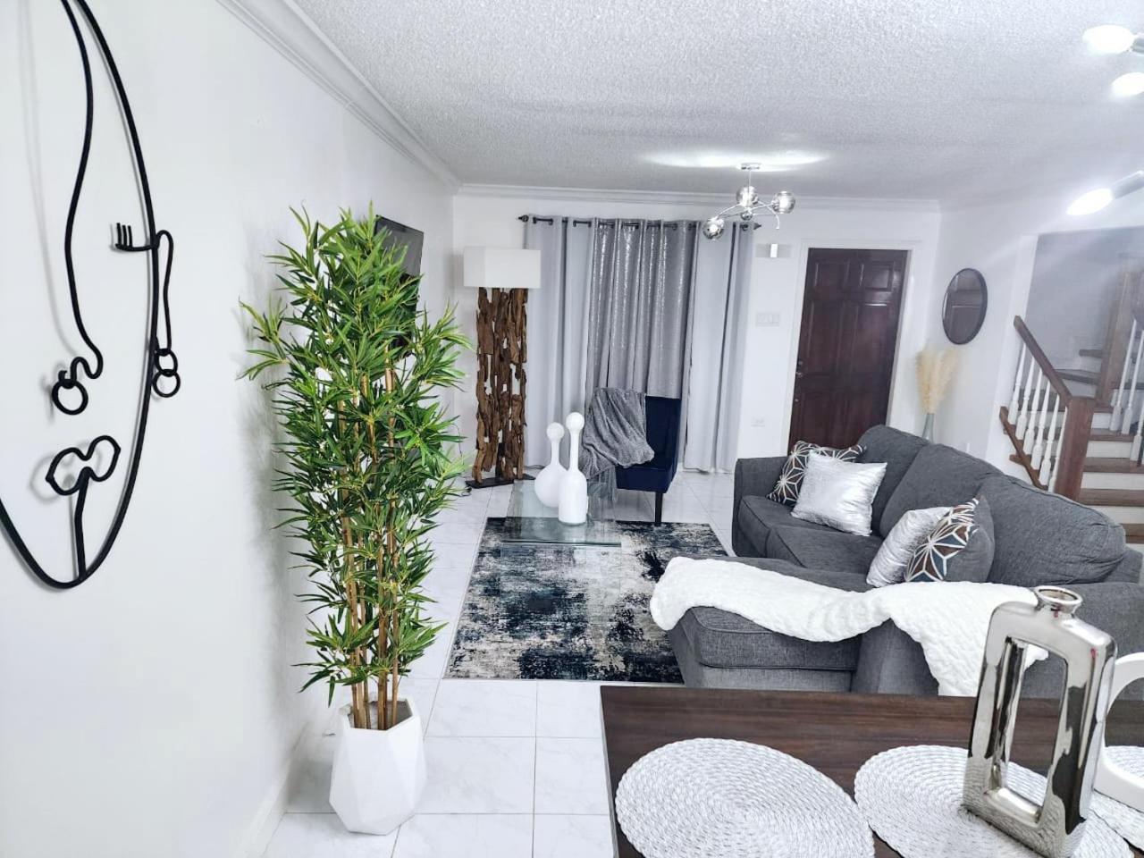 Tropical Luxe Modern Townhouse Apartment