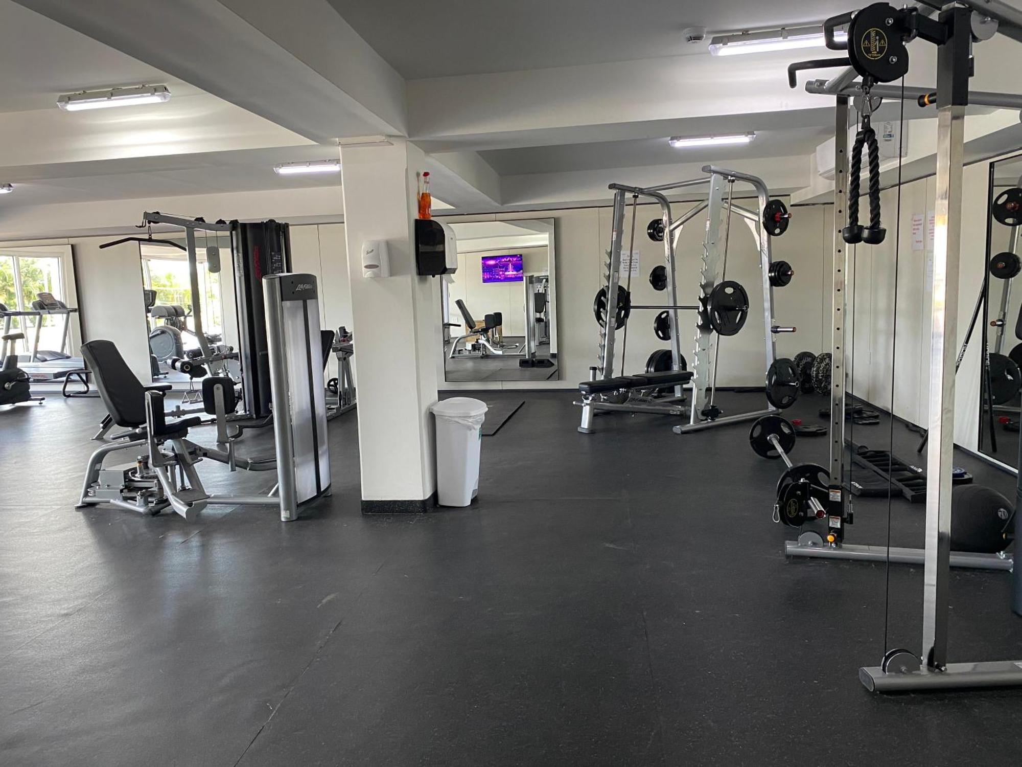 Ocean&airport View With Pool&gym In Maho, Walk To And Mullet Bay Apartment