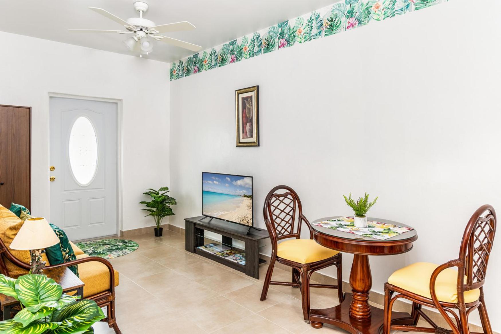 Homestay Chalk Sound Jungle Oasis Good Wifi Walk To Taylor Bay Beach
