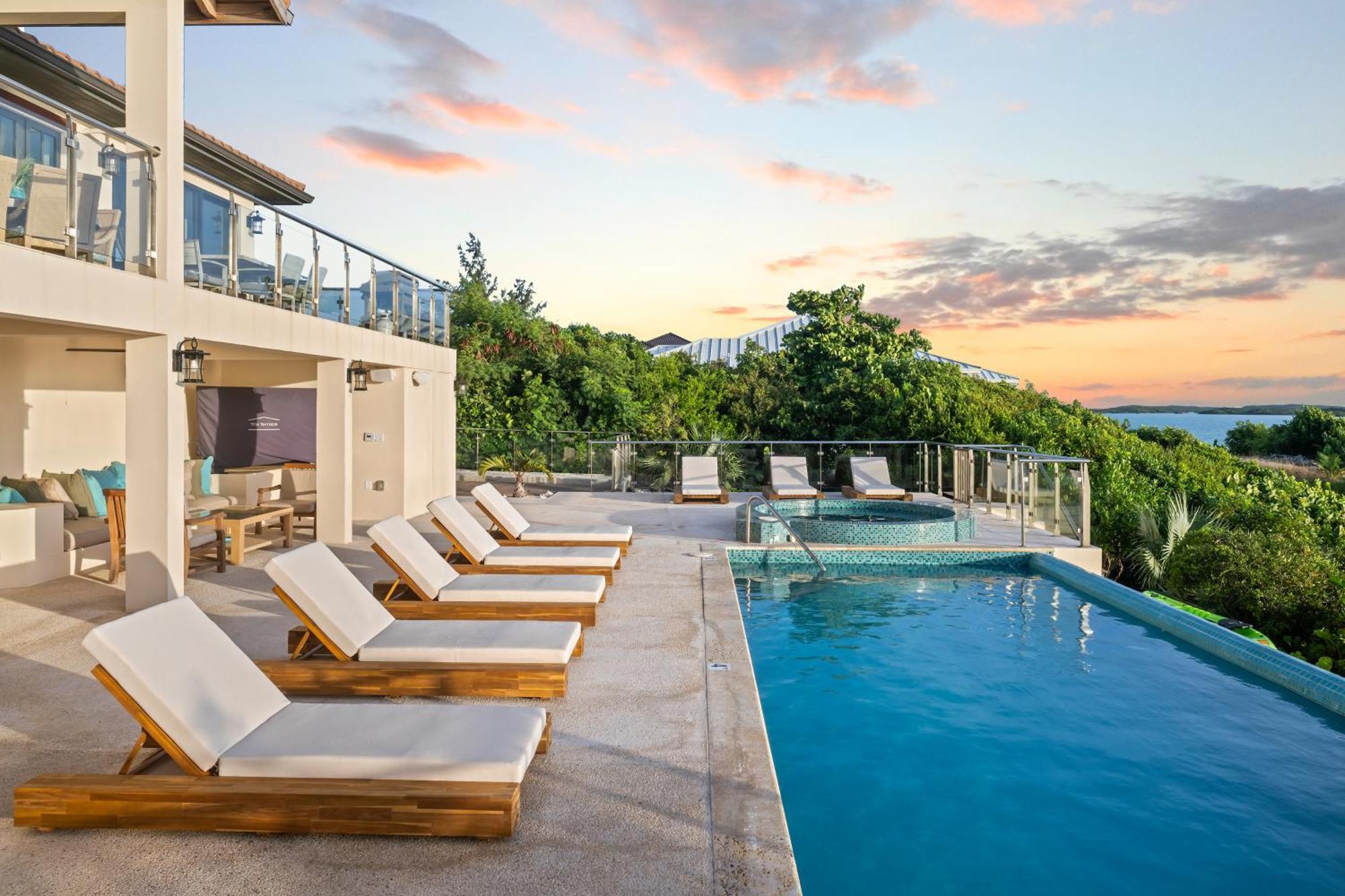 Villa Alta Bella And Taylor Bay Beach