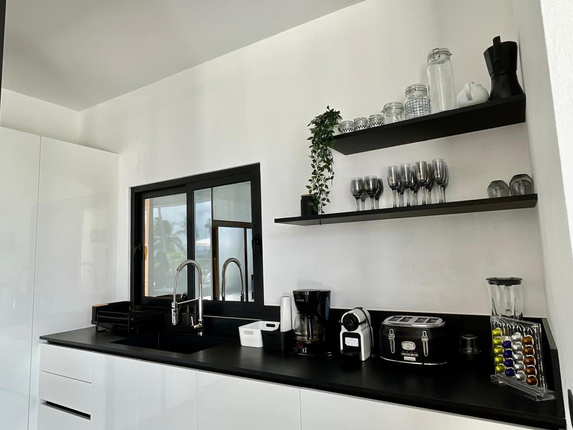 Casa Black And White Frente Al Mar *