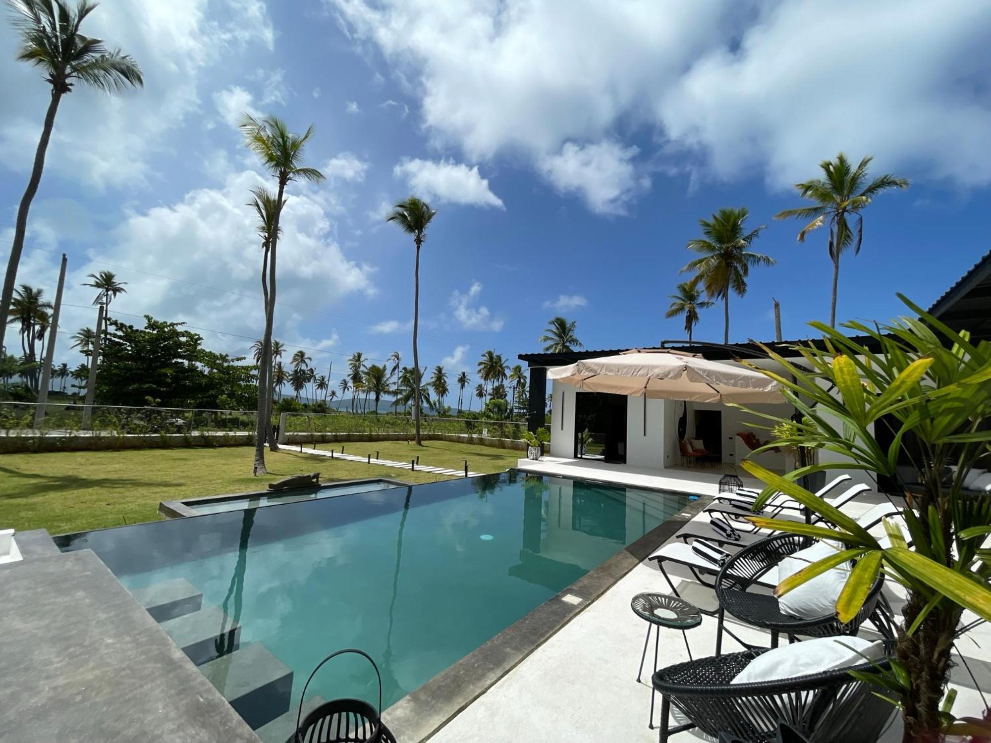 Villa Casa Black And White Frente Al Mar Las Galeras