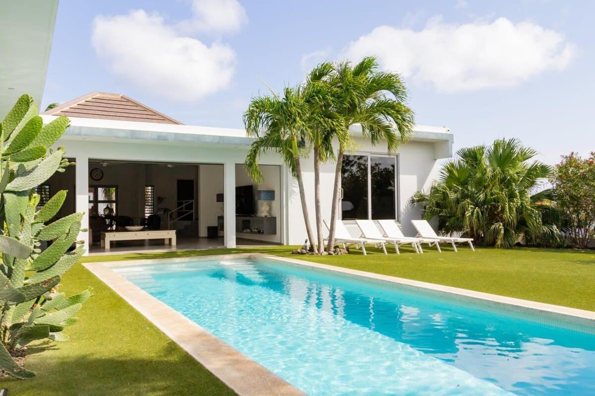 Villa Stylish 4 Bedroom Modern Design, Walking Distance From The *