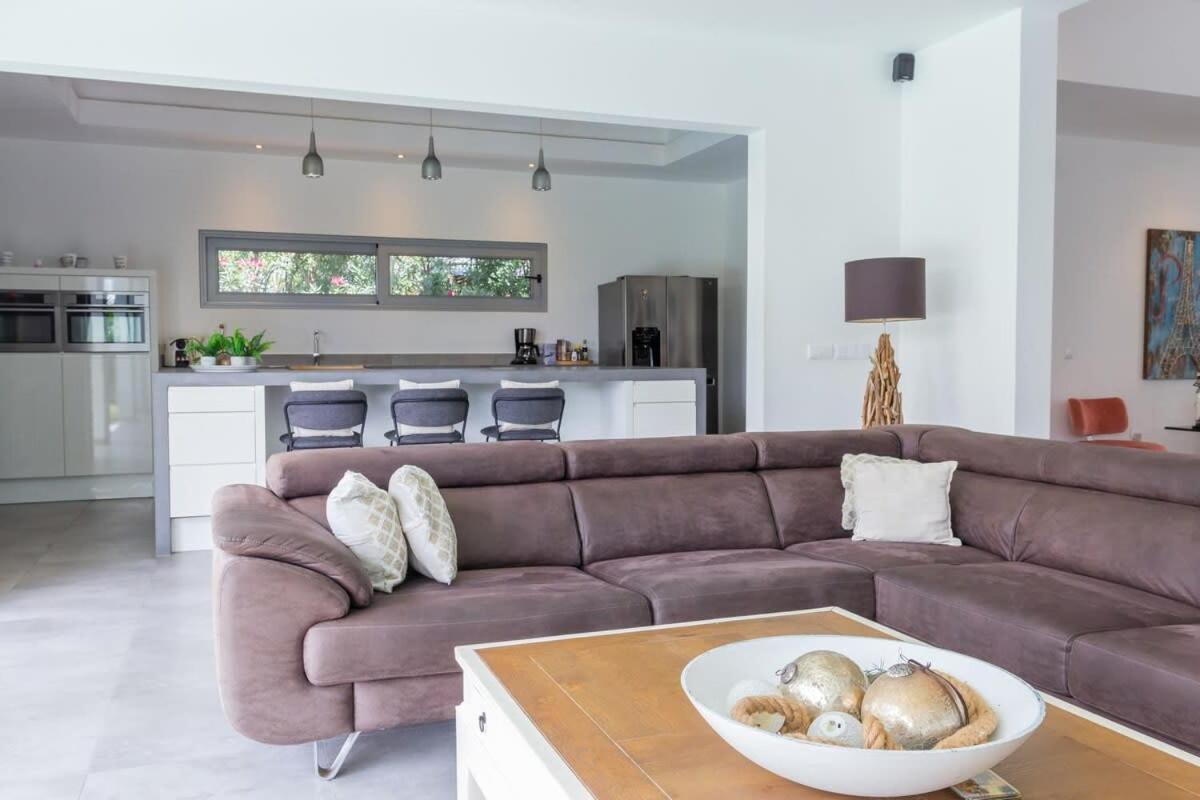 Villa Stylish 4 Bedroom Modern Design, Walking Distance From The *