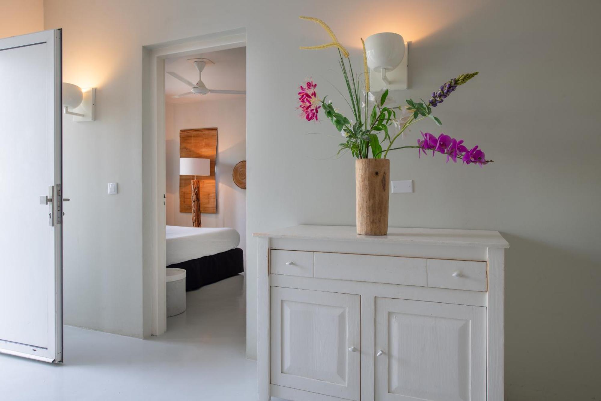 At Secured Gated Near Mambo Beach! Villa Willemstad