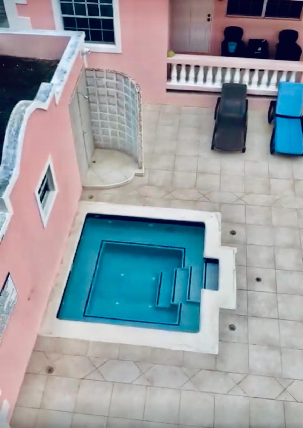 Apartment Seashades 2br 1 Full And 1 Half Bathrooms With Pool Close To Sleeps 4 *