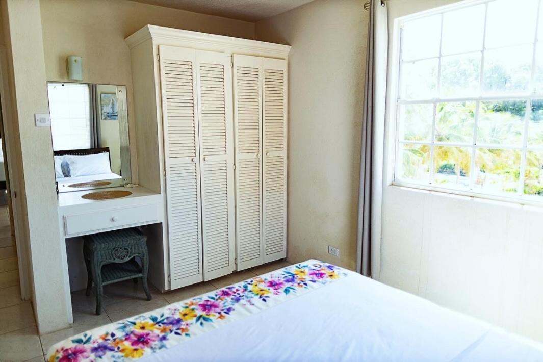 Seashades 2br 1 Full And 1 Half Bathrooms With Pool Close To Sleeps 4 Christ Church