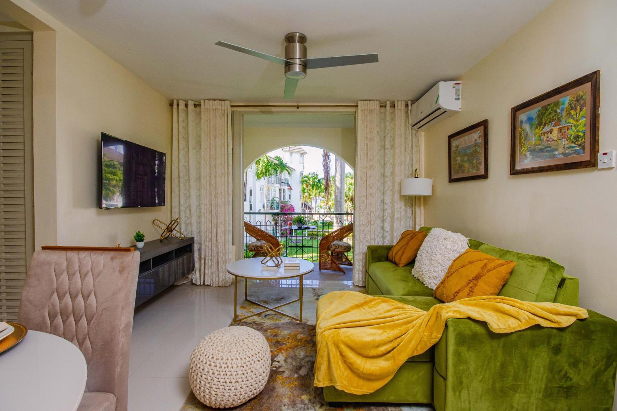 Heart Of Ocho Rios-free Acess-king Bed-pool-free Parking-gated Complex-free Wifi 100mbps