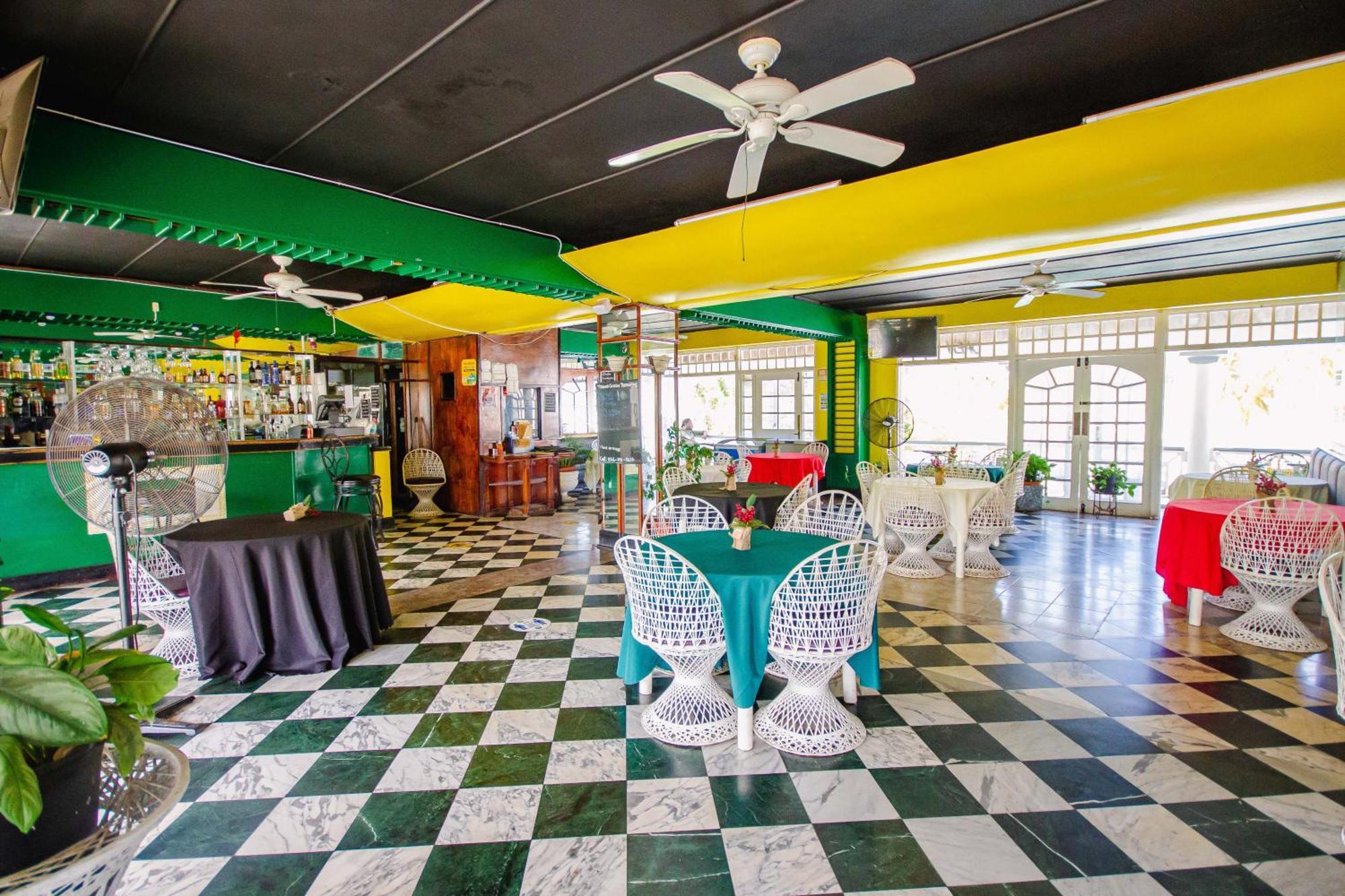 Heart Of Ocho Rios-free Acess-king Bed-pool-free Parking-gated Complex-free Wifi 100mbps