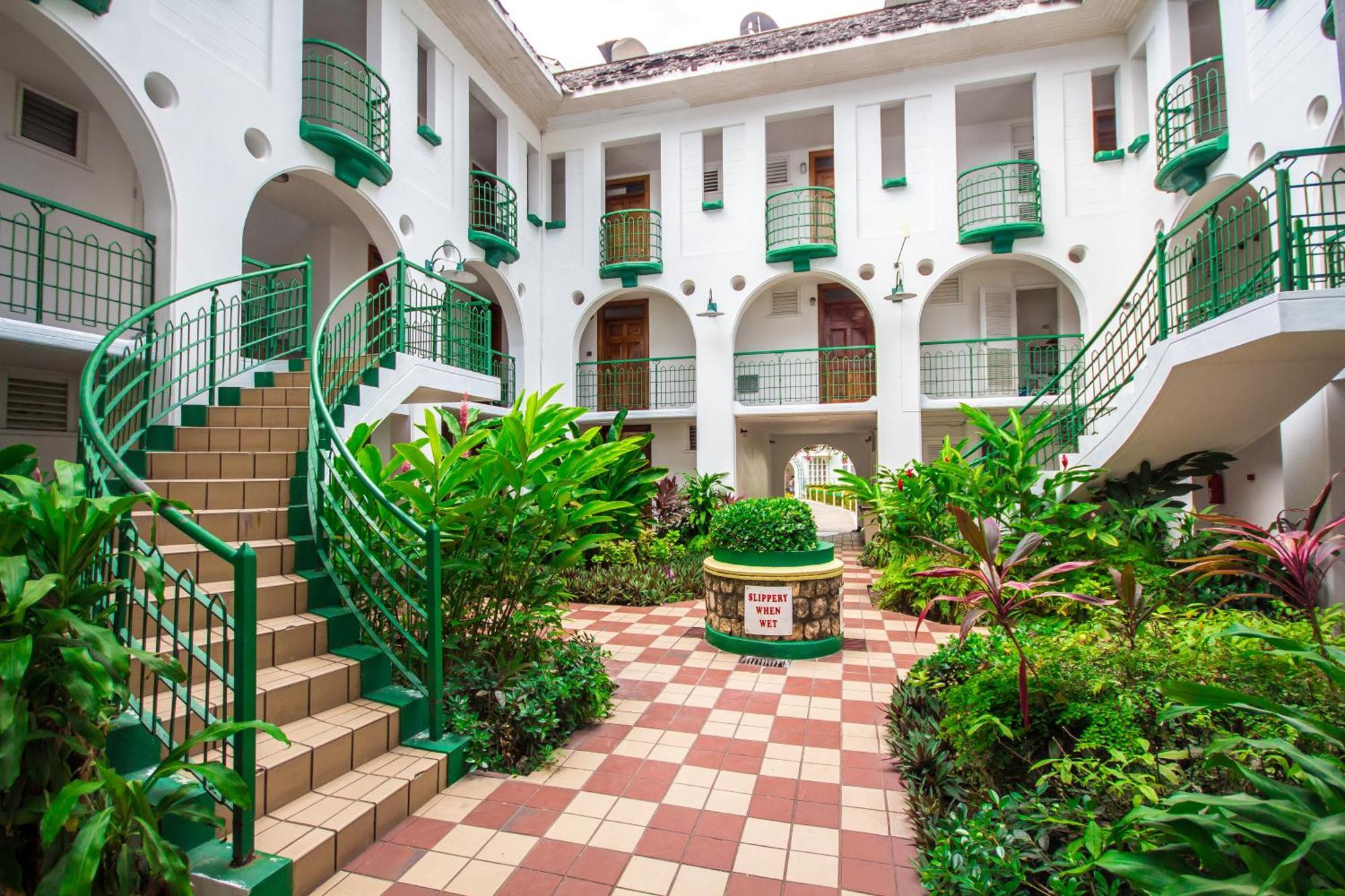 Heart Of Ocho Rios-free Acess-king Bed-pool-free Parking-gated Complex-free Wifi 100mbps *