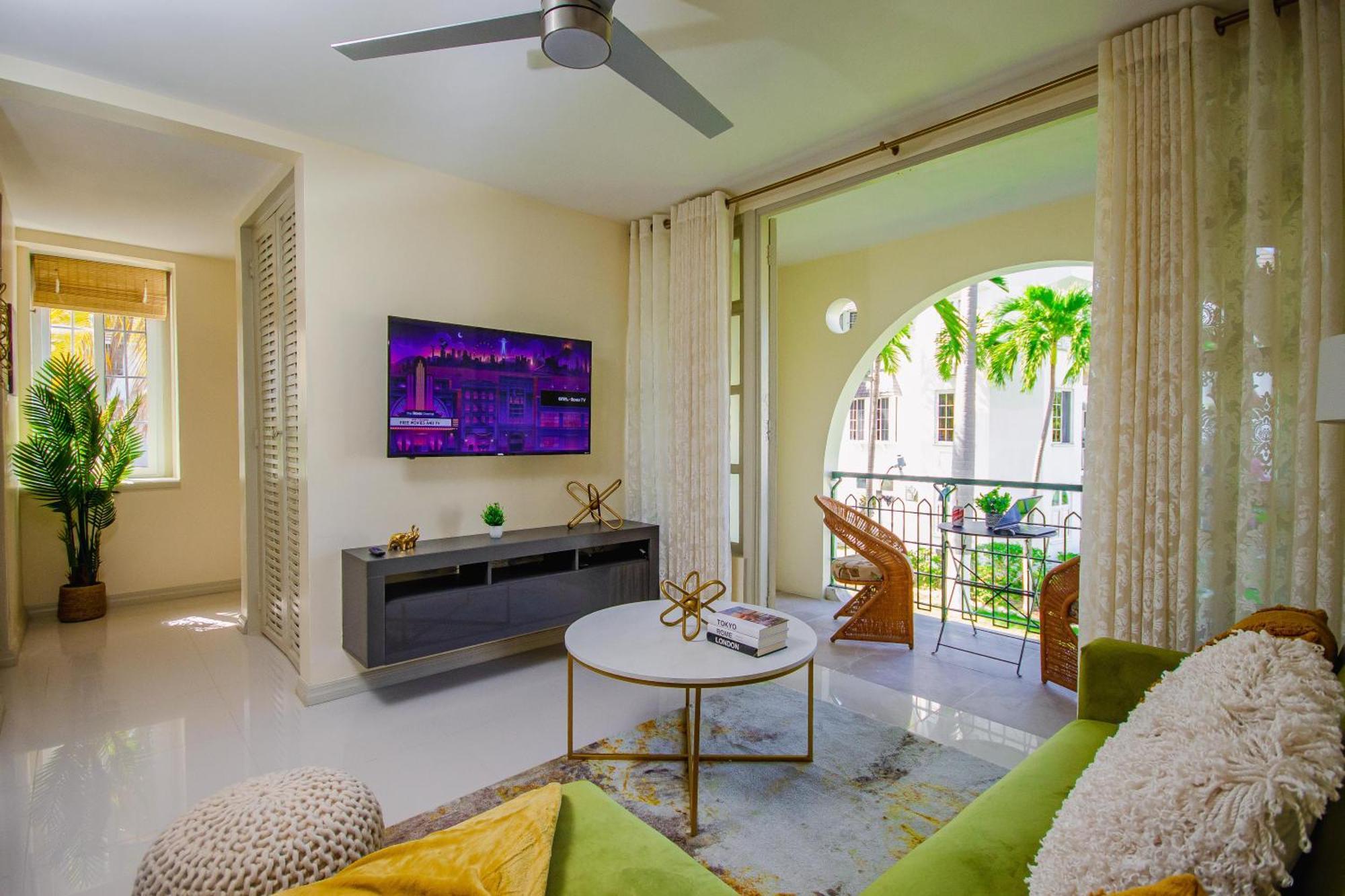 Apartment Heart Of Ocho Rios-free Acess-king Bed-pool-free Parking-gated Complex-free Wifi 100mbps
