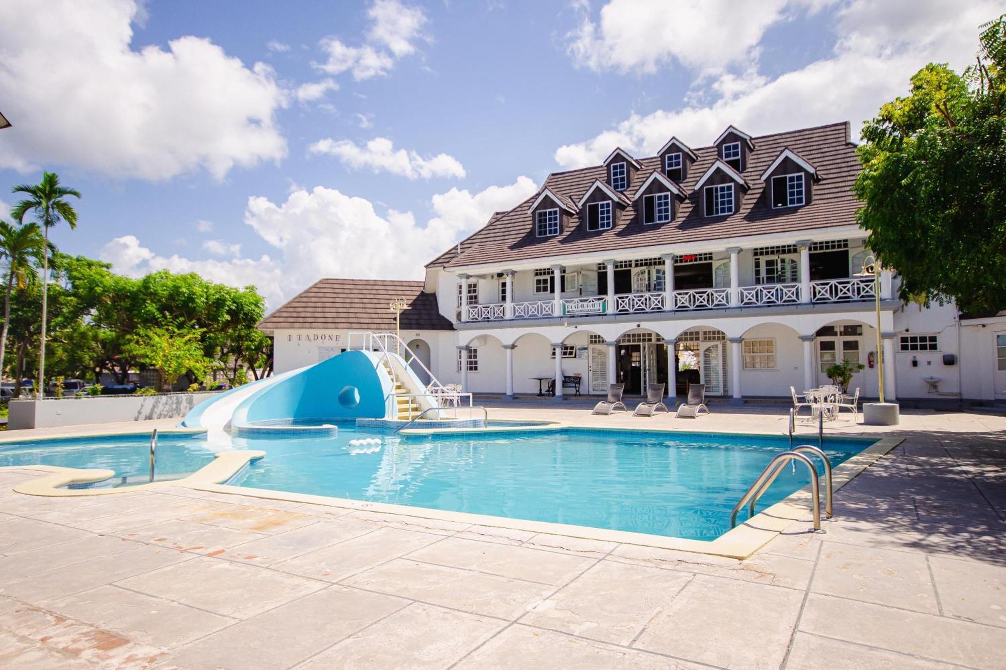 Heart Of Ocho Rios-free Acess-king Bed-pool-free Parking-gated Complex-free Wifi 100mbps Ocho Rios