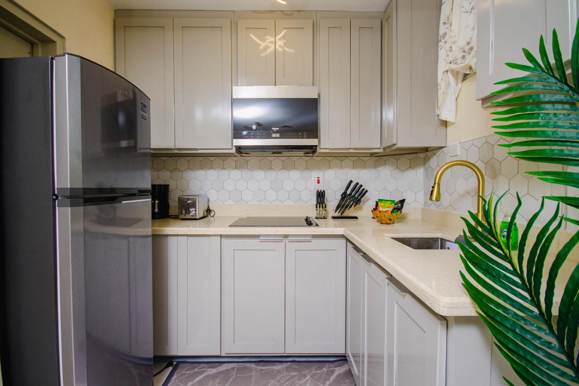 Heart Of Ocho Rios-free Acess-king Bed-pool-free Parking-gated Complex-free Wifi 100mbps Apartment *