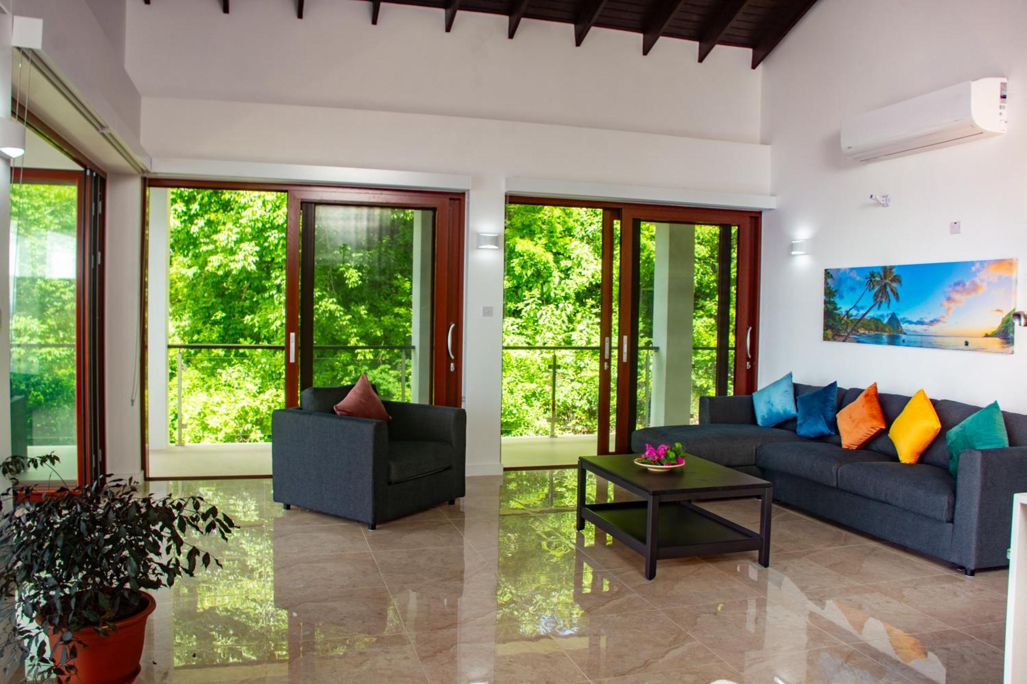 Vino Lucia Marigot Bay