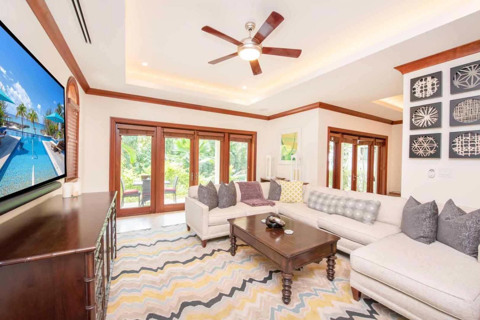Casa Luna 15 - Gated Seaside Village With Shared Pool, Jacquzi, & Cove Apartment George Town