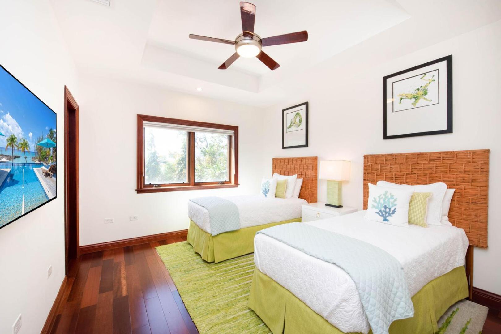Casa Luna 15 - Gated Seaside Village With Shared Pool, Jacquzi, & Cove George Town