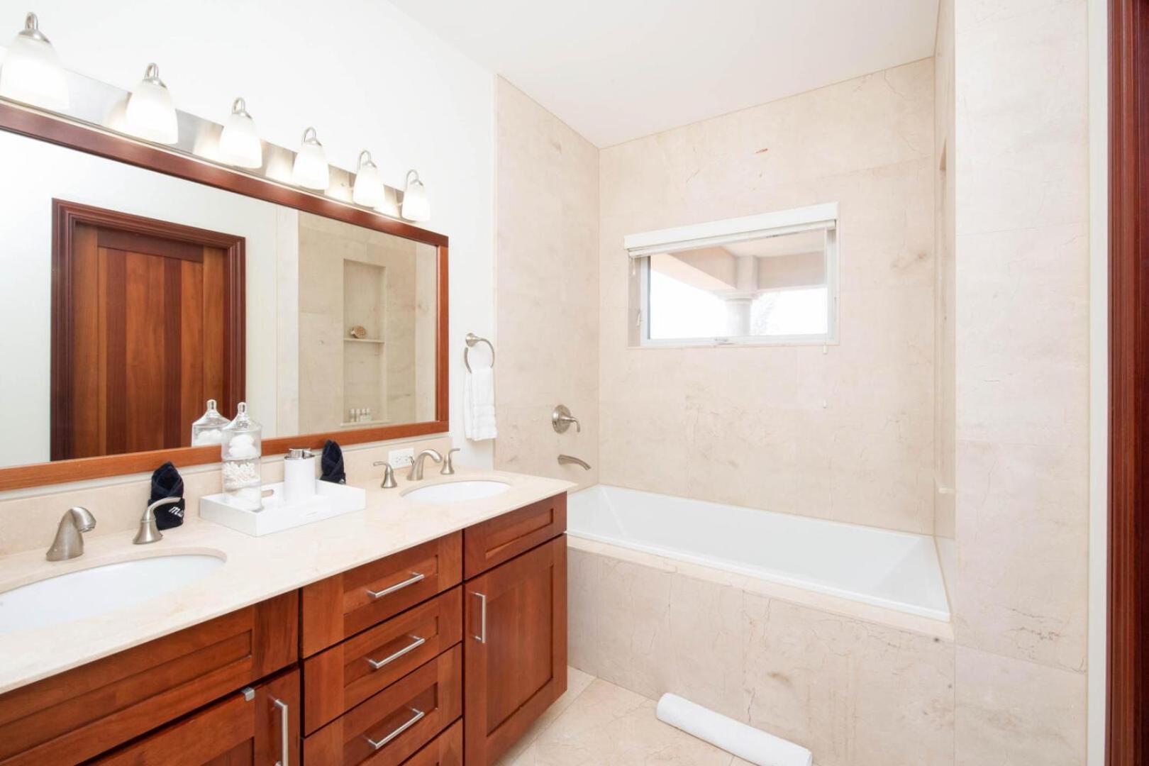 Apartment Casa Luna 15 - Gated Seaside Village With Shared Pool, Jacquzi, & Cove George Town