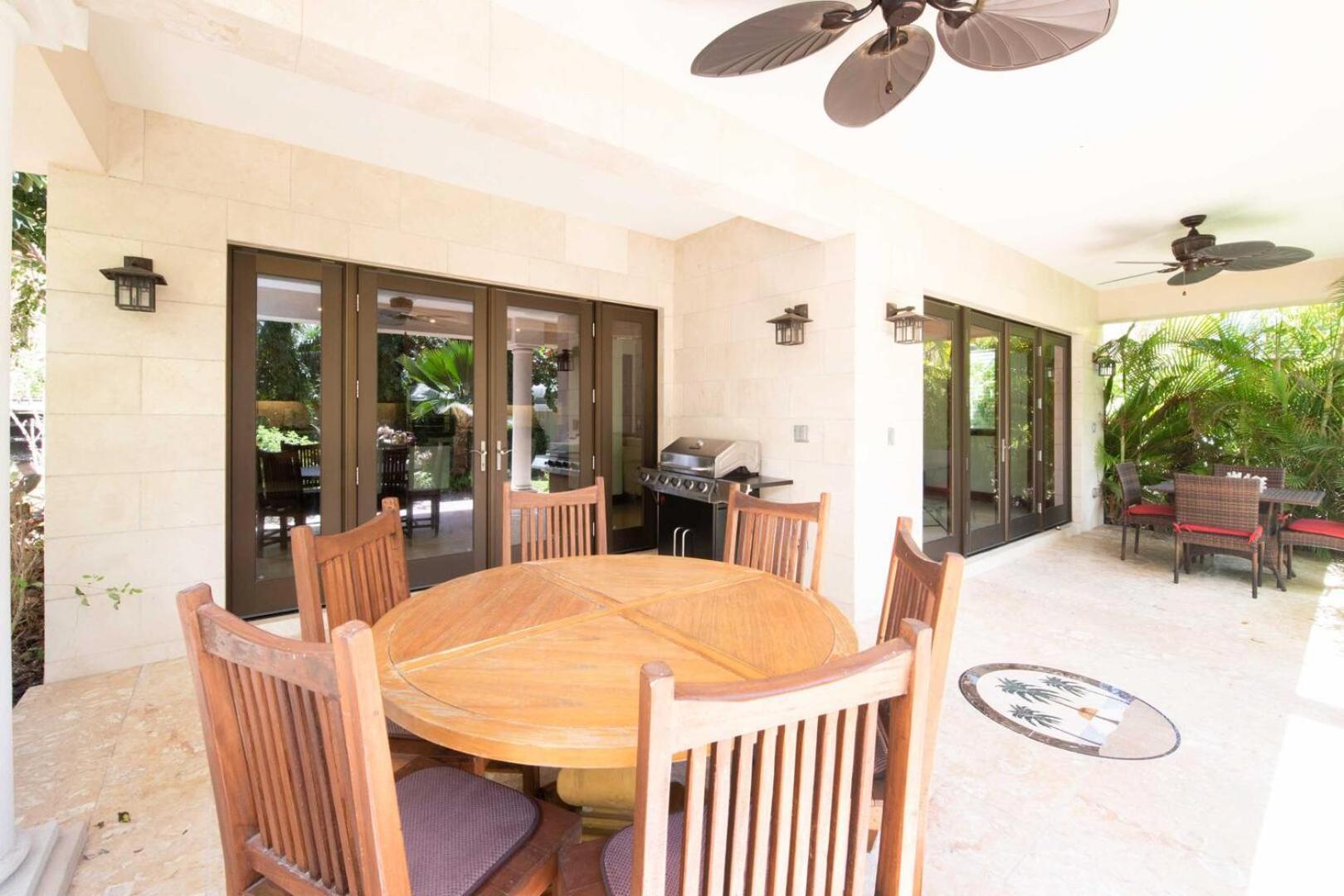 Casa Luna 15 - Gated Seaside Village With Shared Pool, Jacquzi, & Cove * George Town