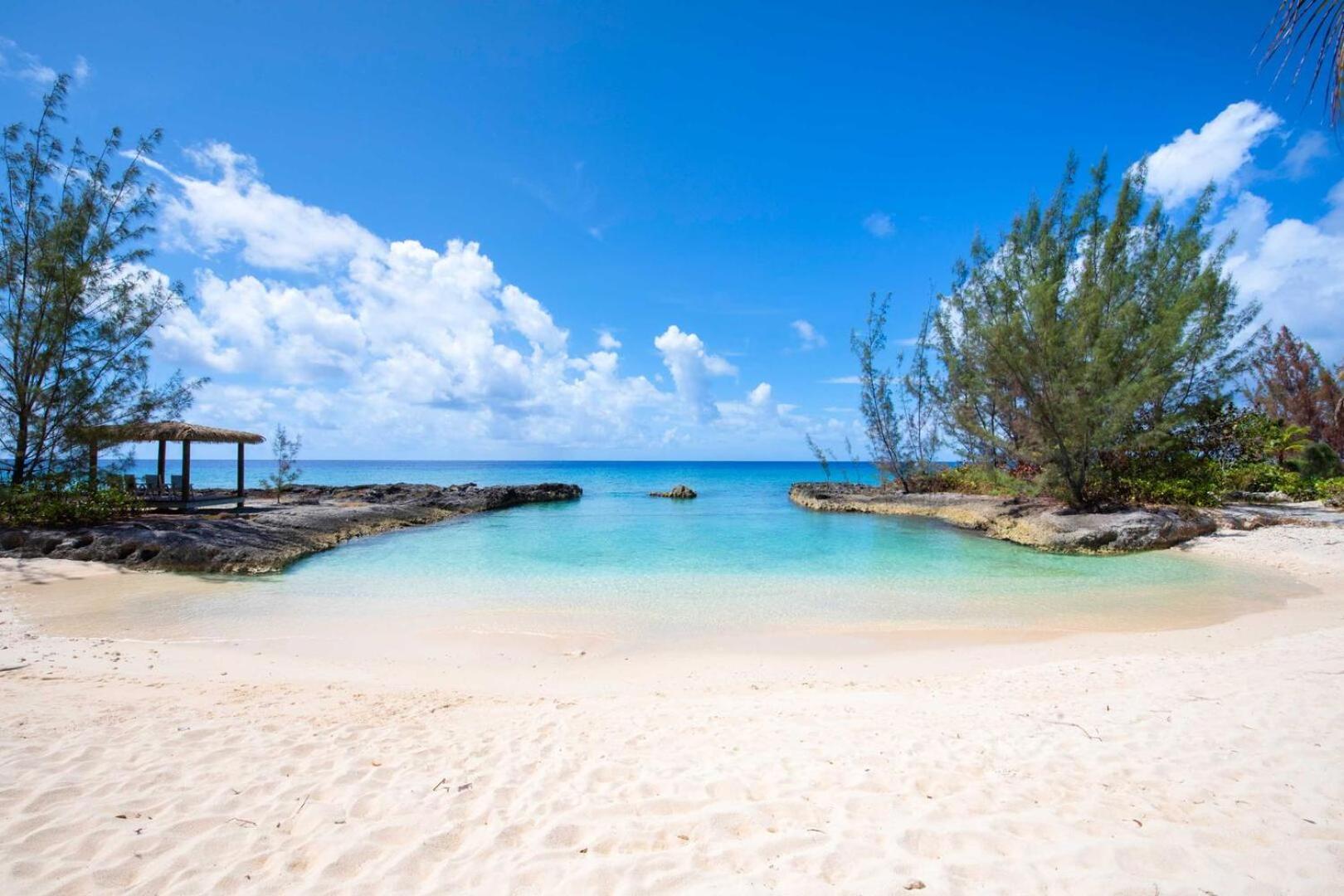 Casa Luna 15 - Gated Seaside Village With Shared Pool, Jacquzi, & Cove Apartment George Town