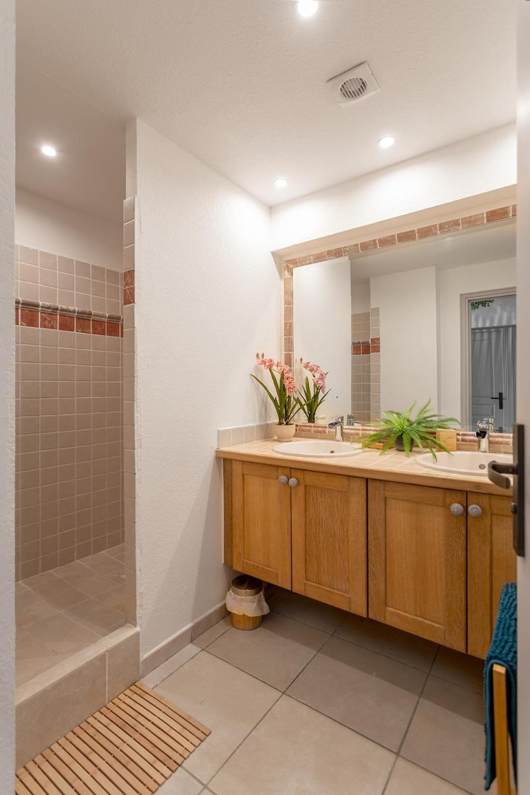 Sandy Apartment, 2 Bdr Right On The Beach! Apartment *