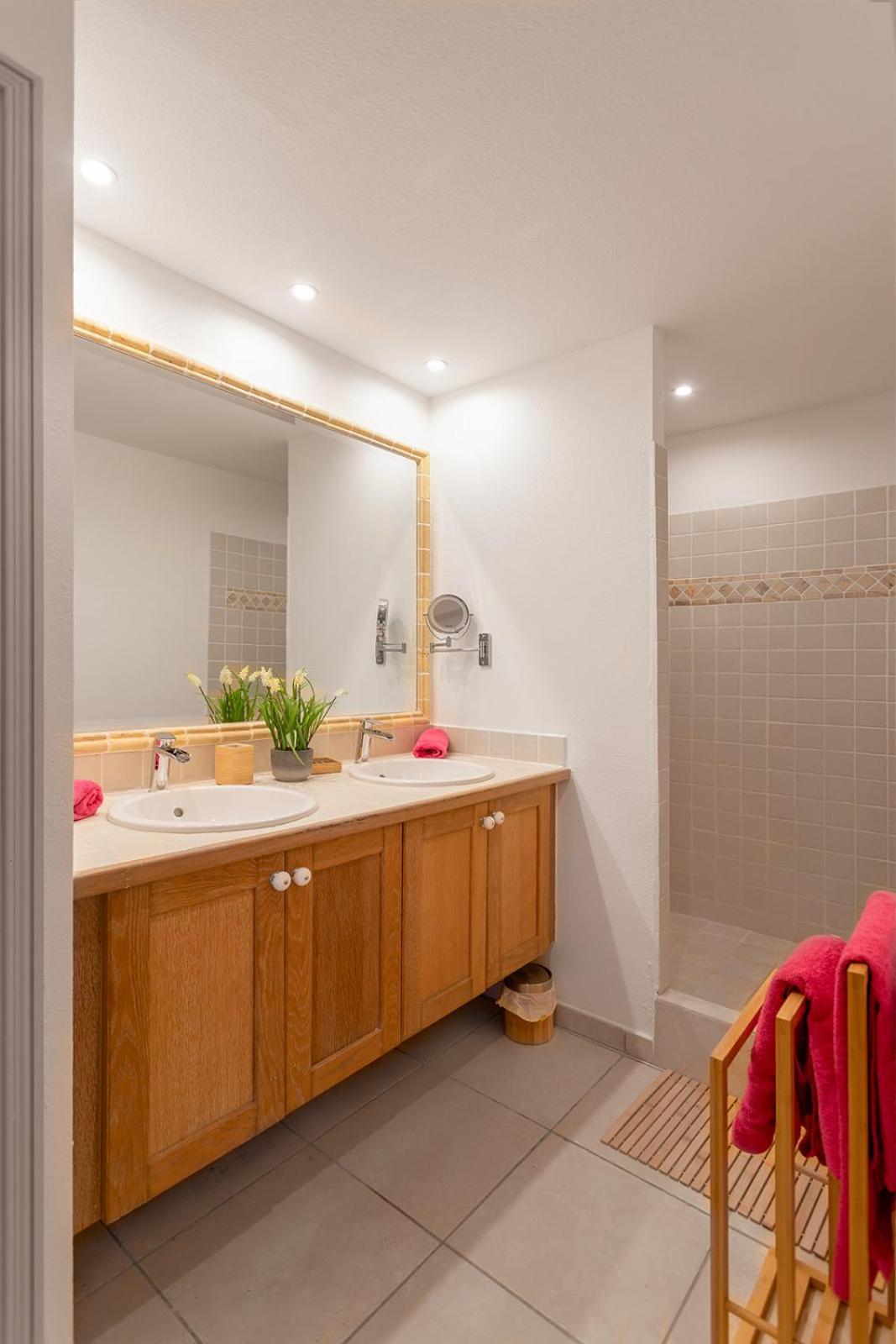 Apartment Sandy Apartment, 2 Bdr Right On The Beach! Orient Bay