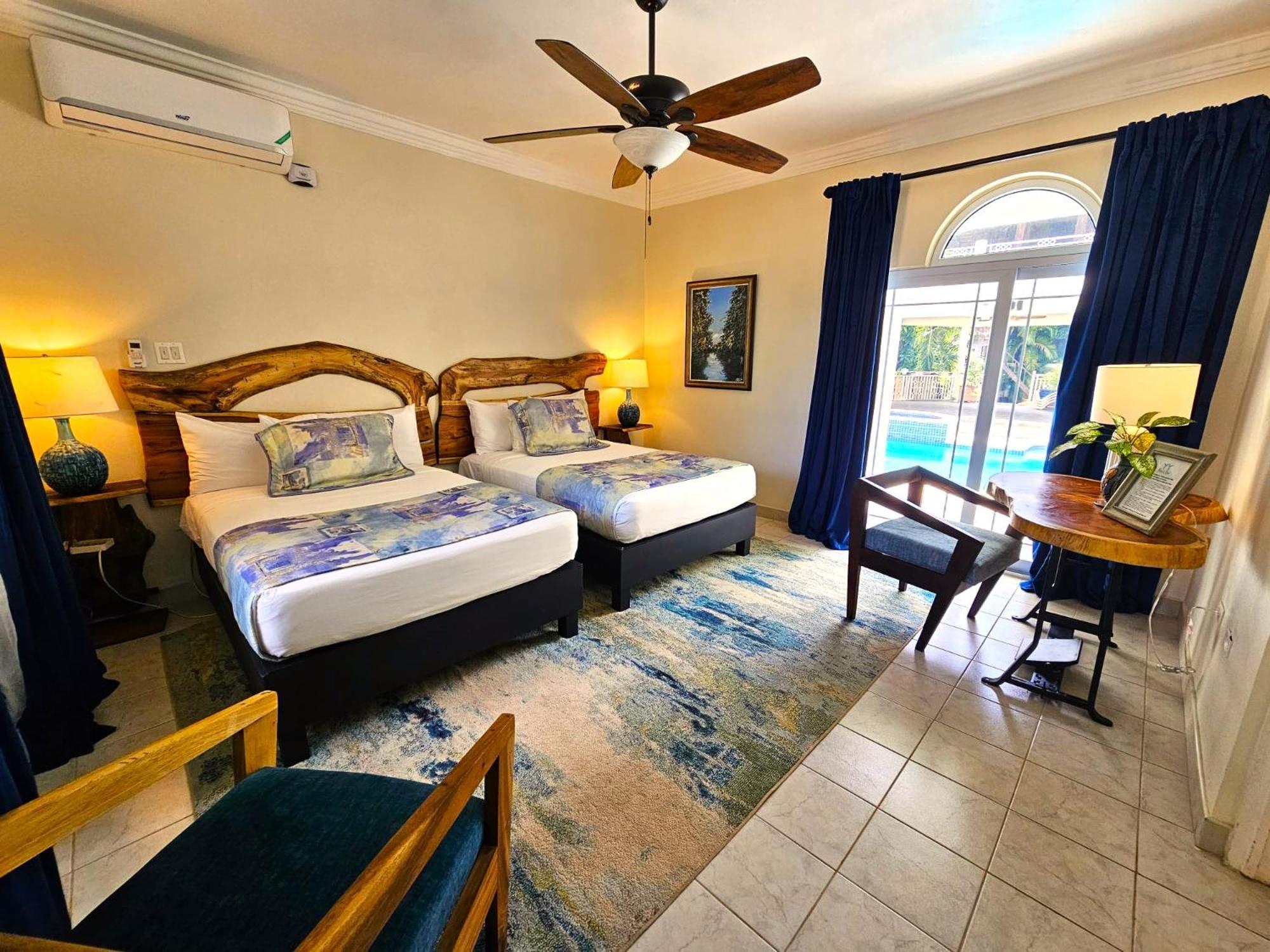 Oui Villa Discovery Bay