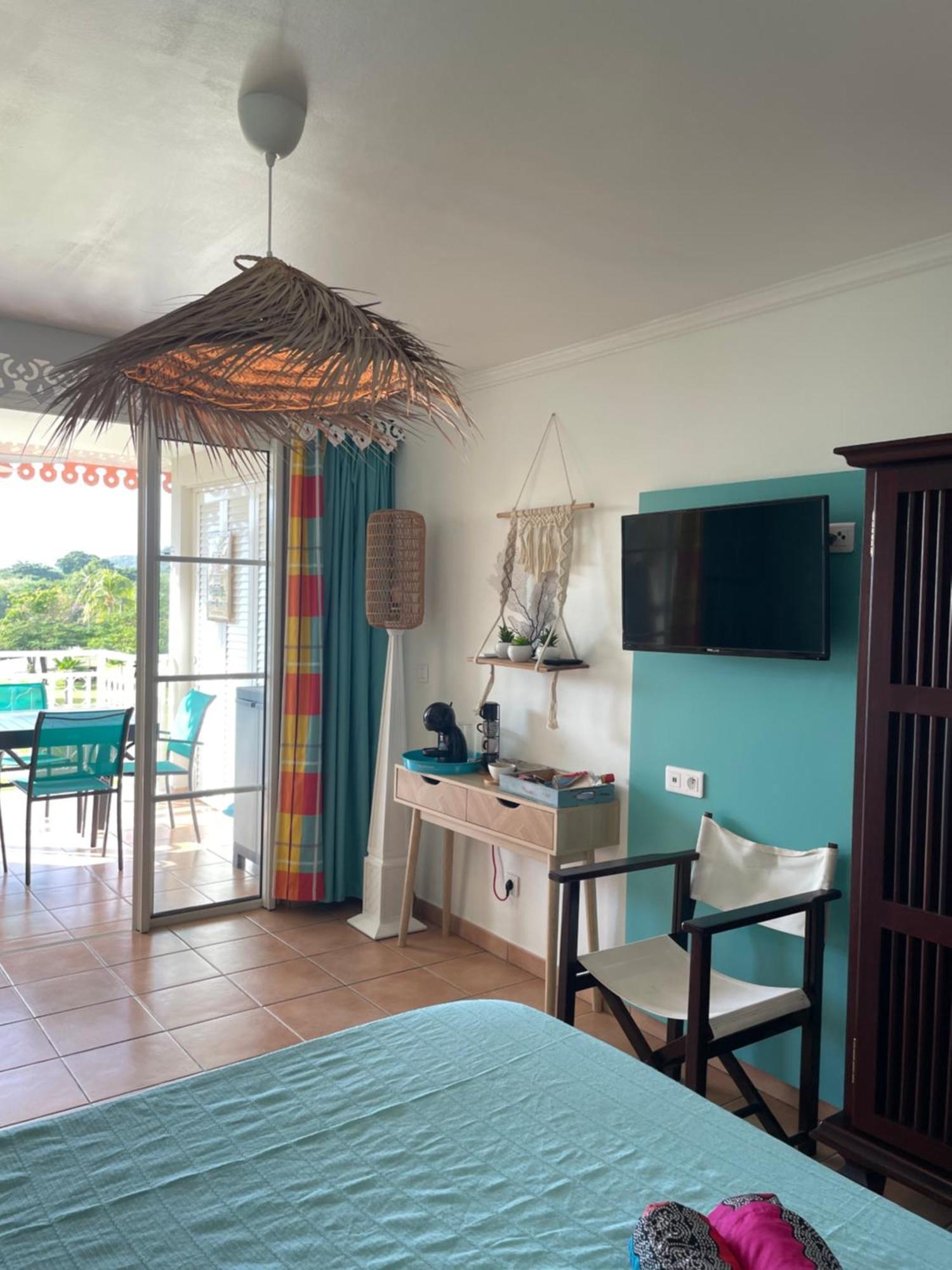 Couleur Caraibes-cocobeach Martinique Pierre Et *