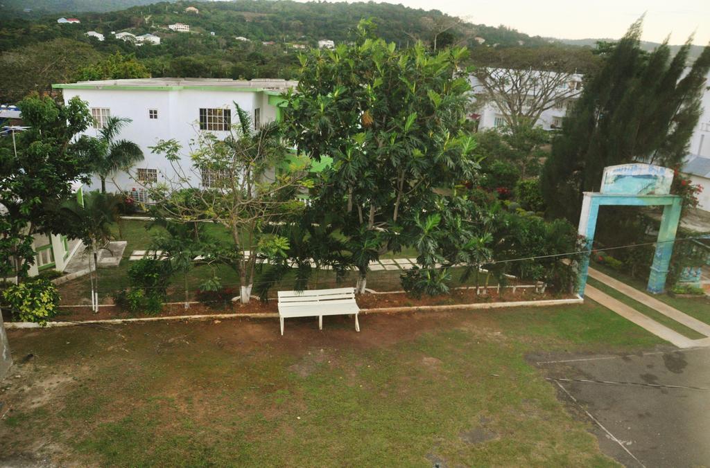 Mom's Village Bed & Breakfast Runaway Bay