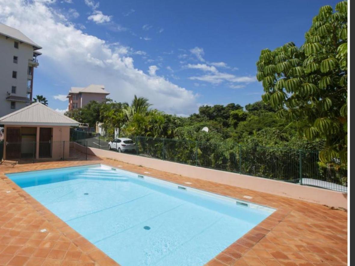 Front De Apartment