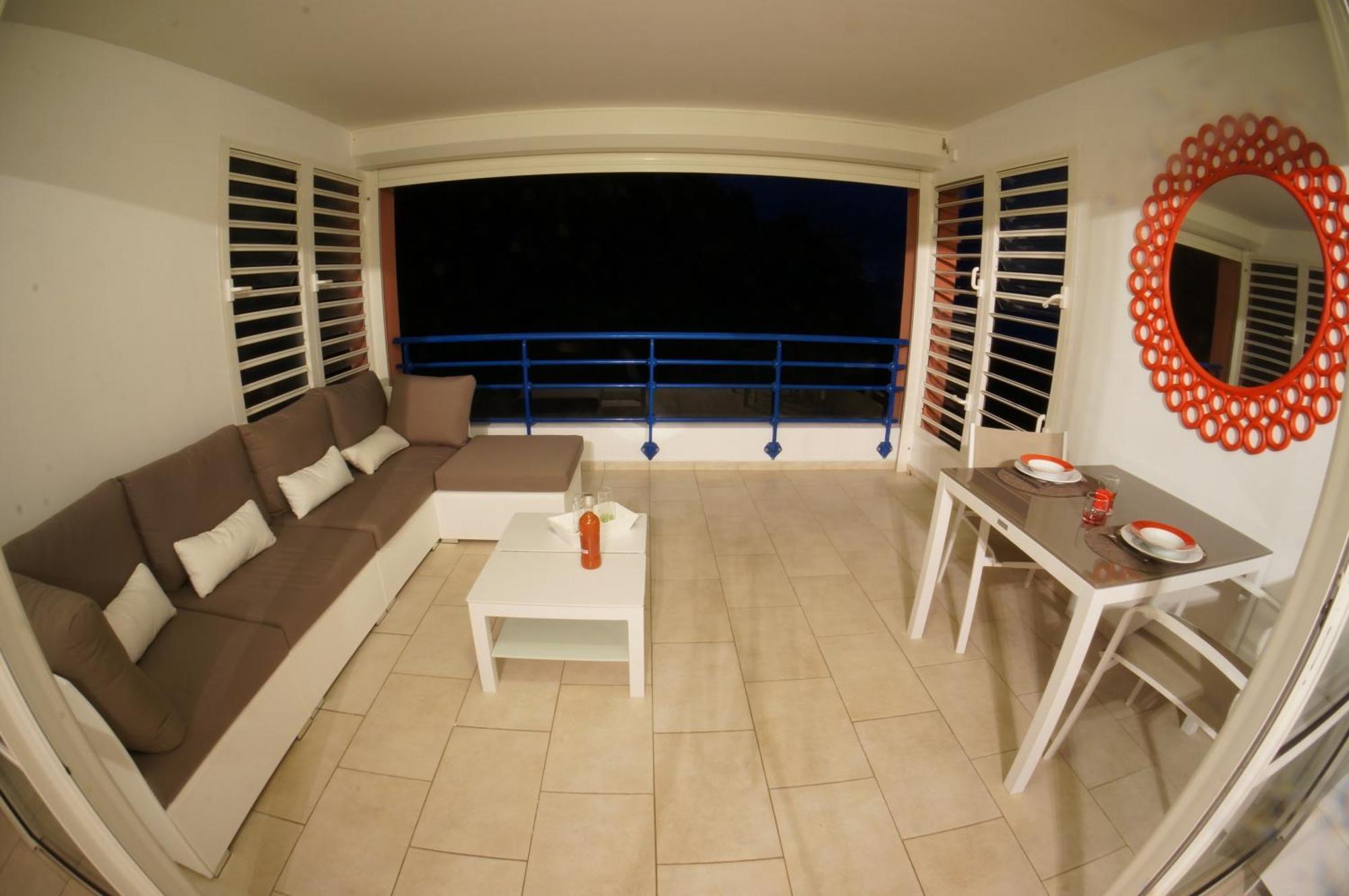 Front De Apartment