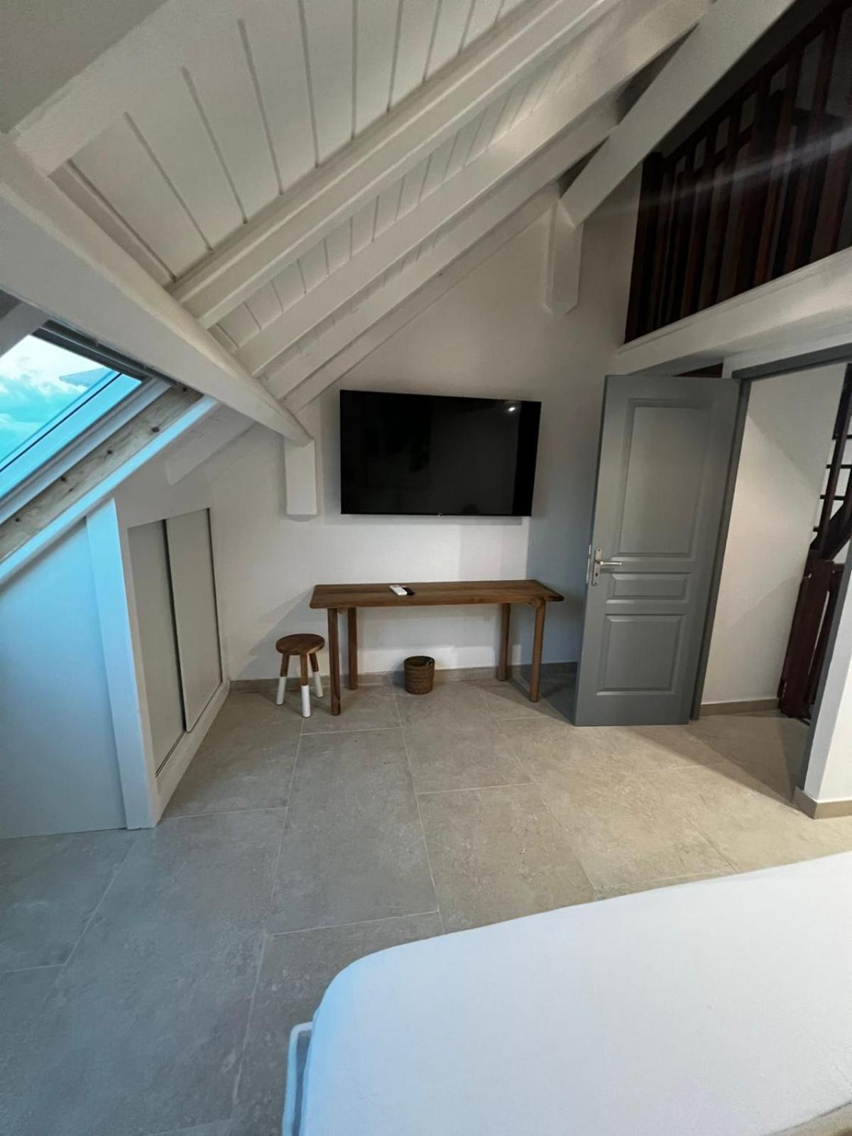 5 Bed-rooms Beach-front Duplex Of 189 M2 At Orient Apartment Colombier