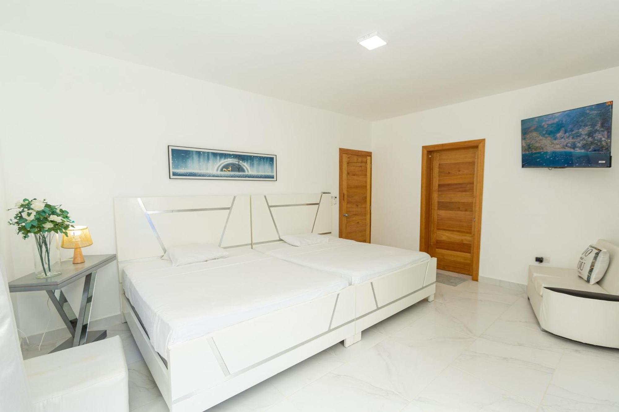 Apartment Crown Ll-guest Friendly-3 Bedrooms-pool-close To Everything!