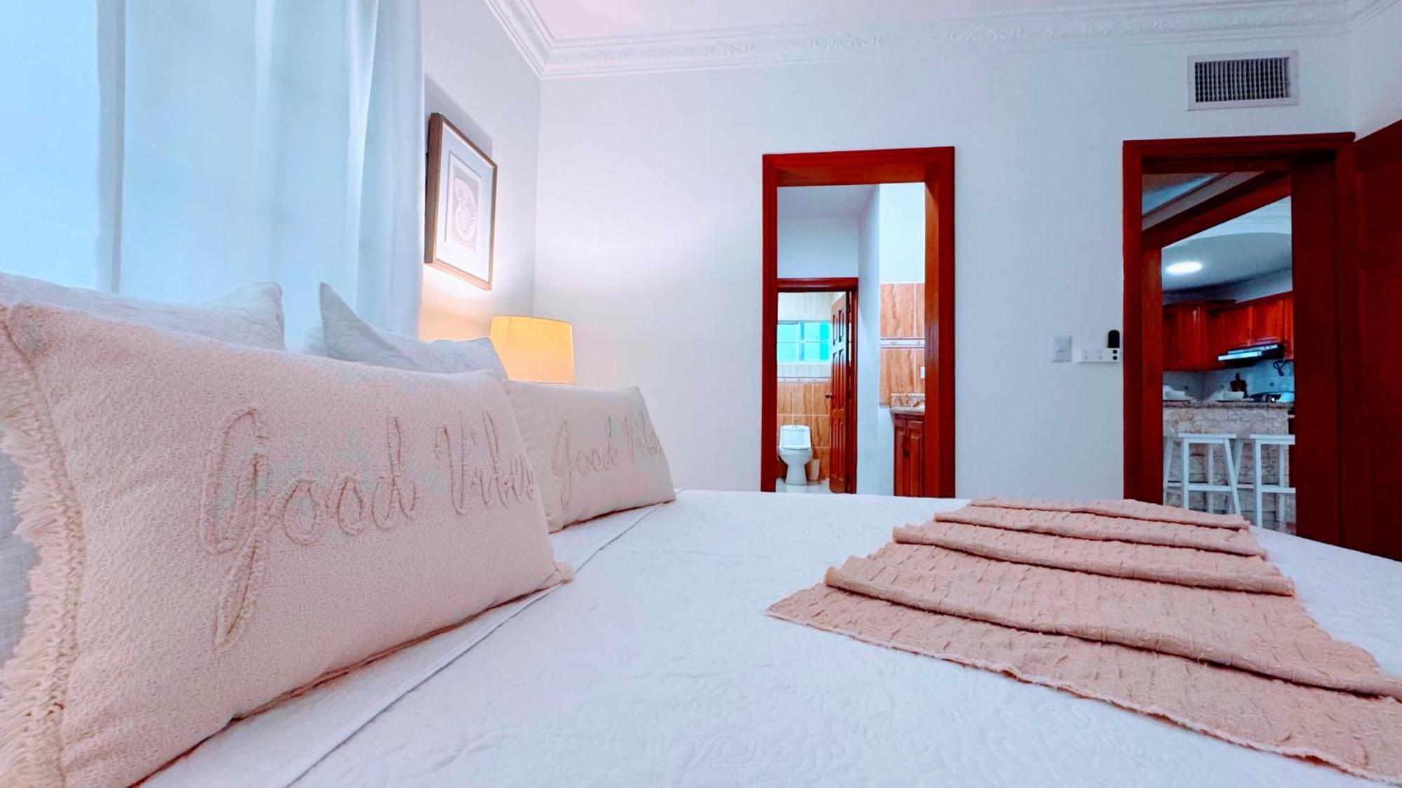 Walk To Beach, Shops, Dining, Pool View, Fast Wifi Apartment