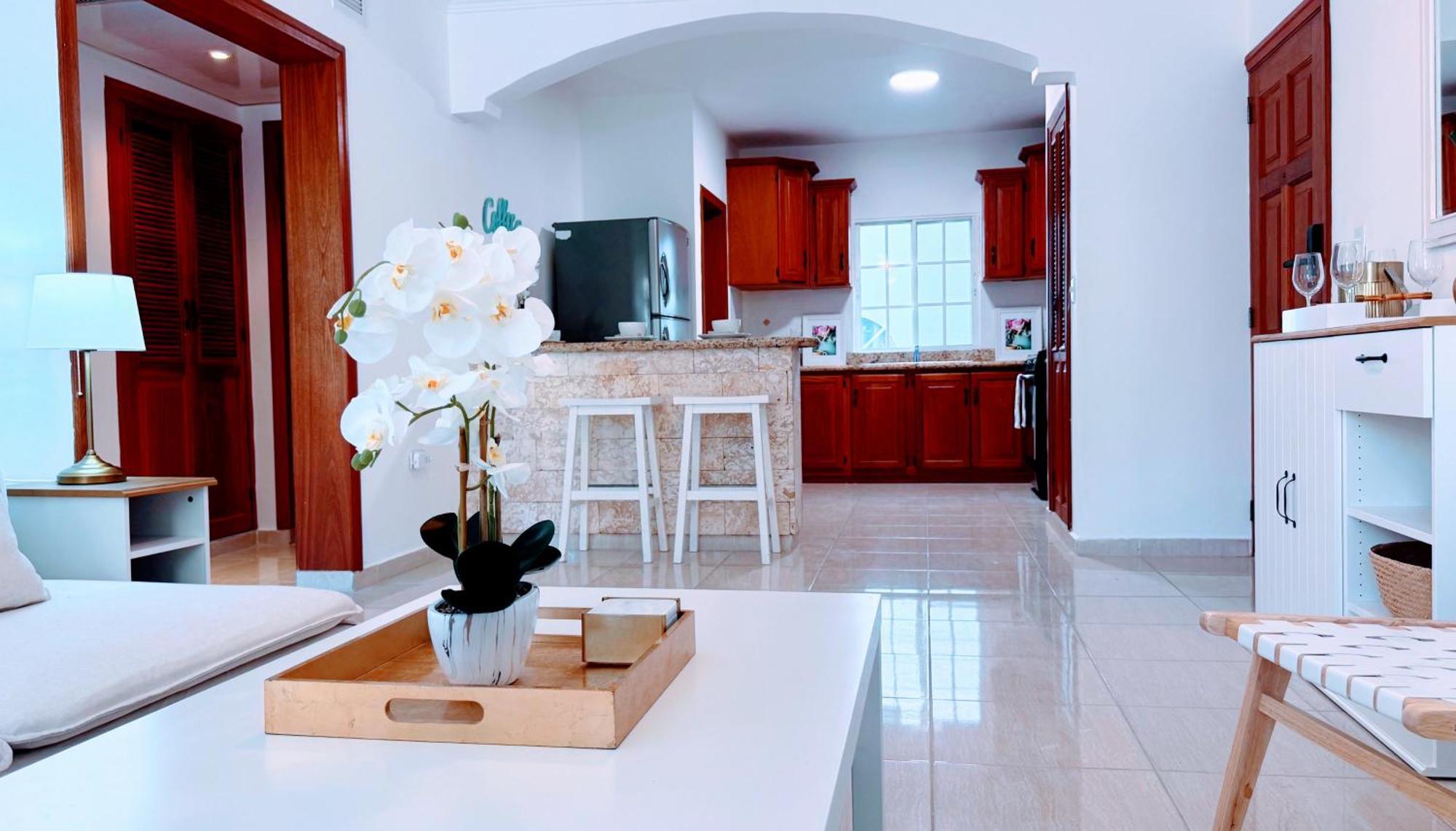 Apartment Walk To Beach, Shops, Dining, Pool View, Fast Wifi