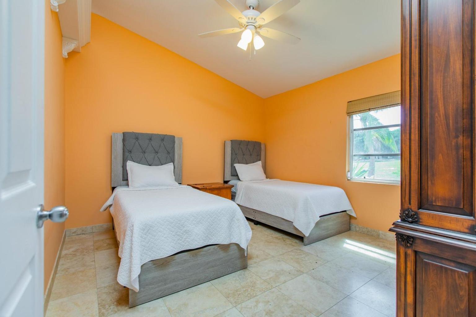 Welcome To Walk To The Located Walking Distance To The And Caye Marina *