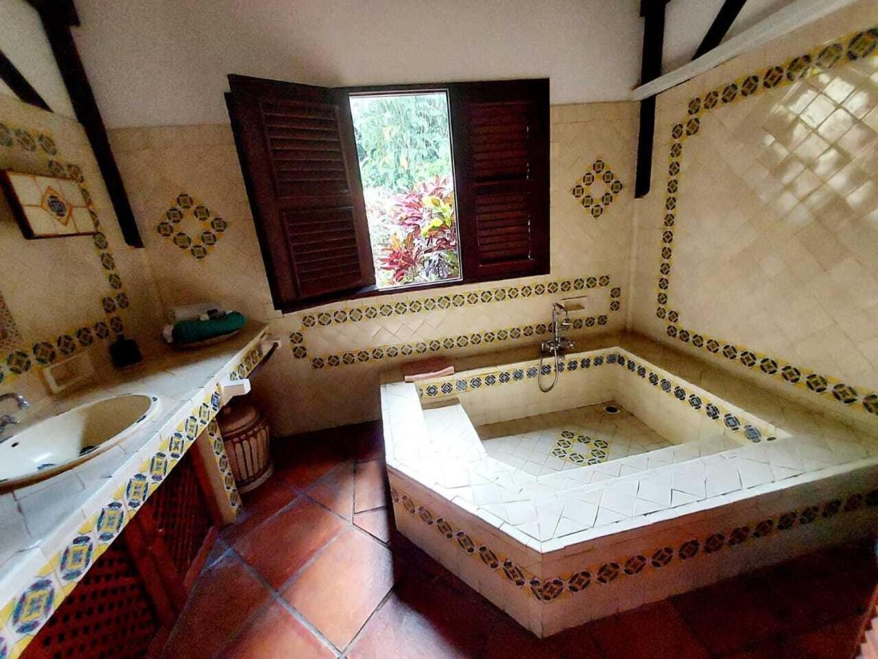 Du Jardin Botanique, Ex. Propriete Coluche Villa *