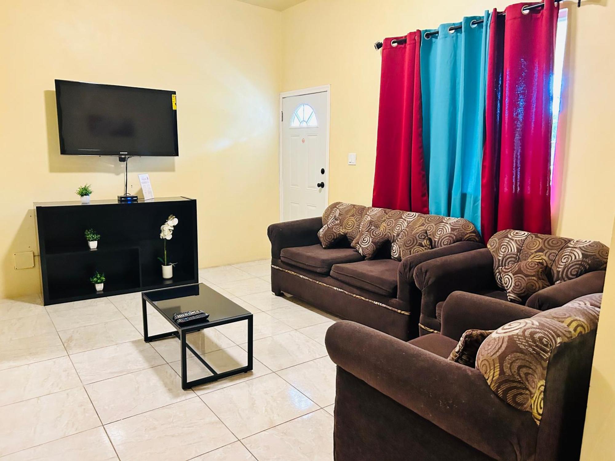 The Rest Stop- Gated Community-24 Hrs Security Holiday home