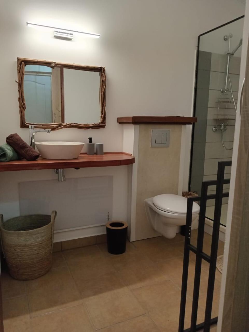 Apartment 2 M Location 972 *