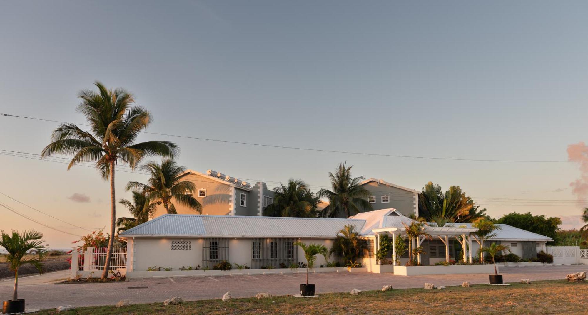 Hotel South Point Inc *