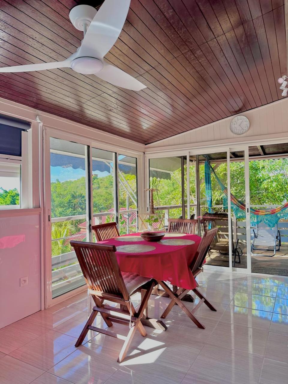 Le Mahogany Sur La De Petit-anse