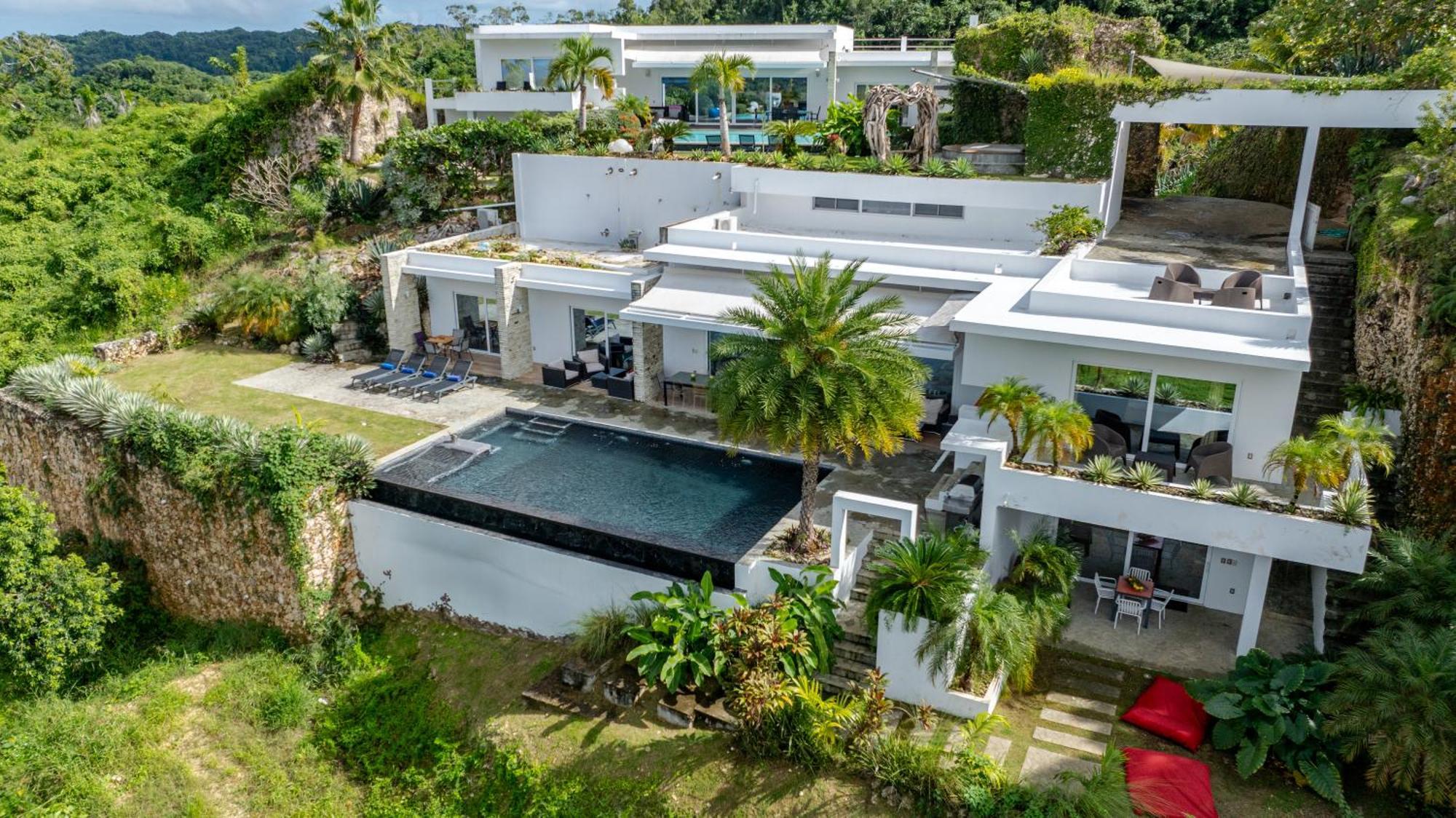 Agua Dulce Villa *